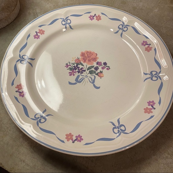 2 Vintage Newcor Blue Ribbon 6026 dinner plates - Picture 2 of 12